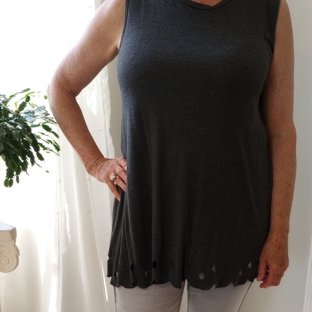 Sleeveles Top - Picture 2 of 5